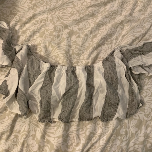 lulu’s off the shoulder flowy striped top 🦋✨ - Picture 6 of 6